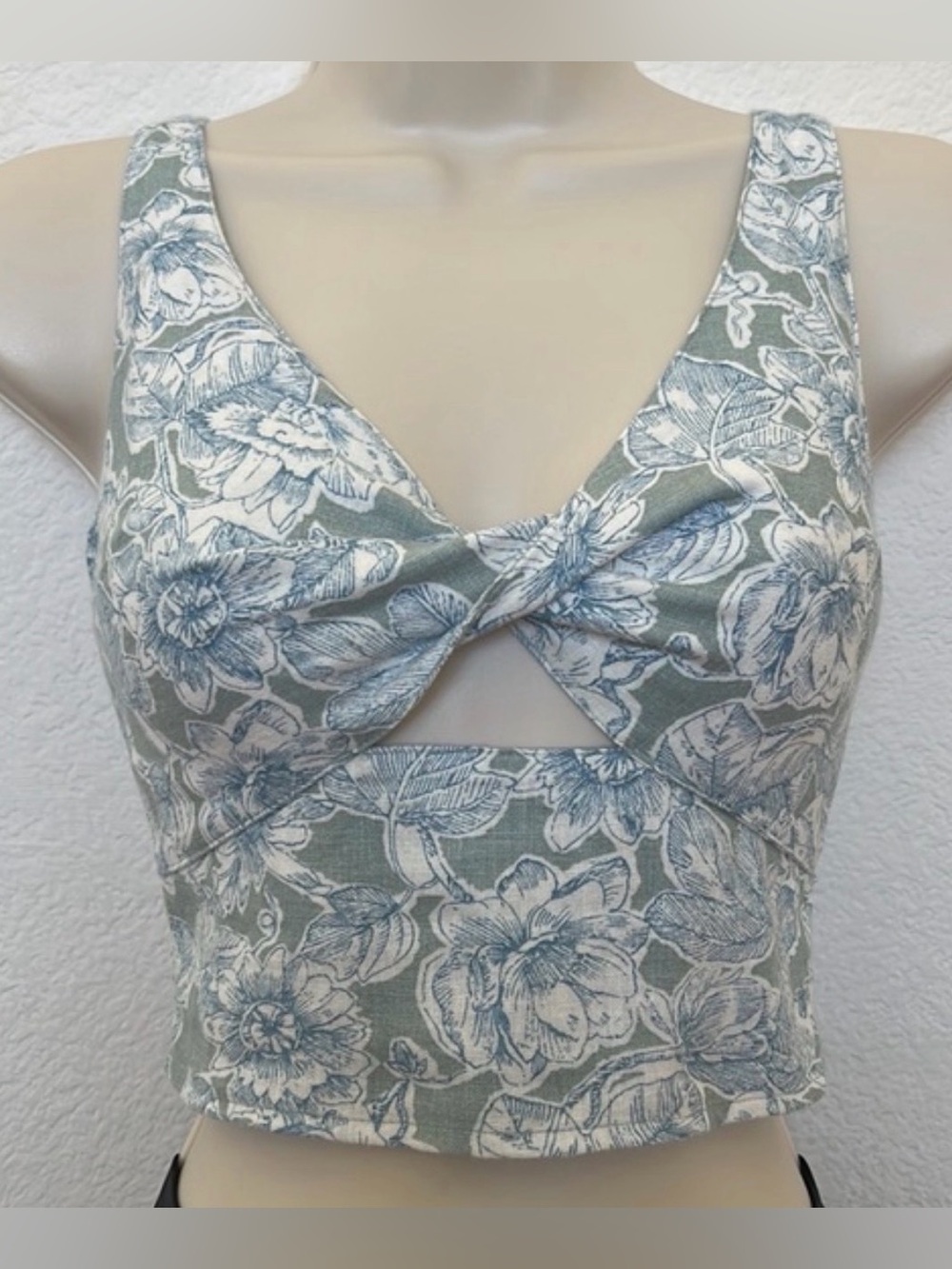 Gorgeous Abercrombie floral linen cut out top EUC